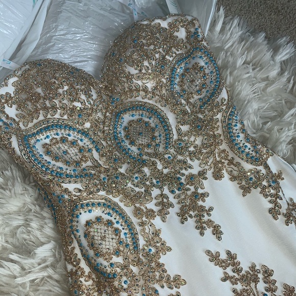 Formal dress - Picture 2 of 5